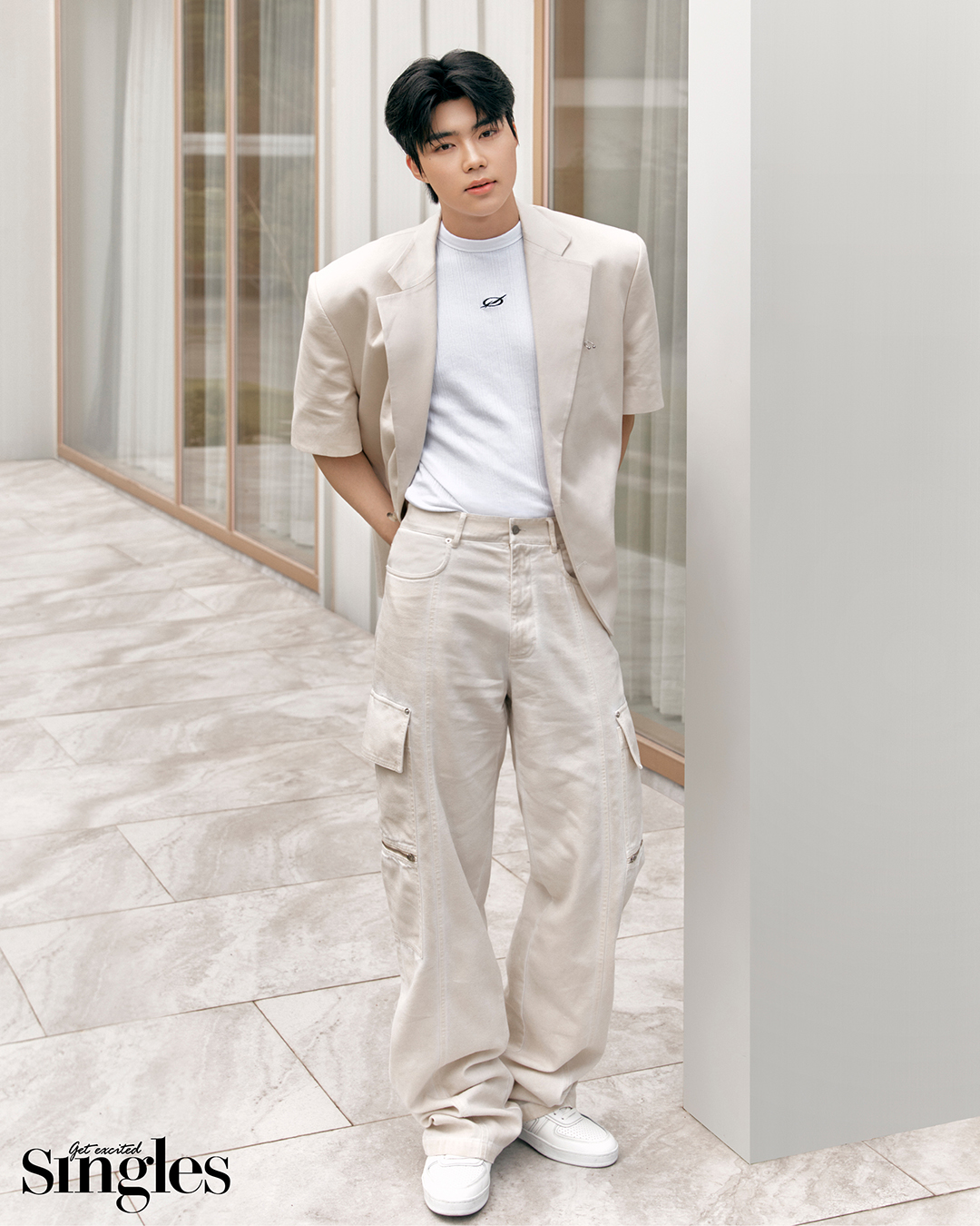 건욱이 본봄의 재킷, 51퍼센트의 슬리브리스를 착용하고 촬영한 싱글즈 화보